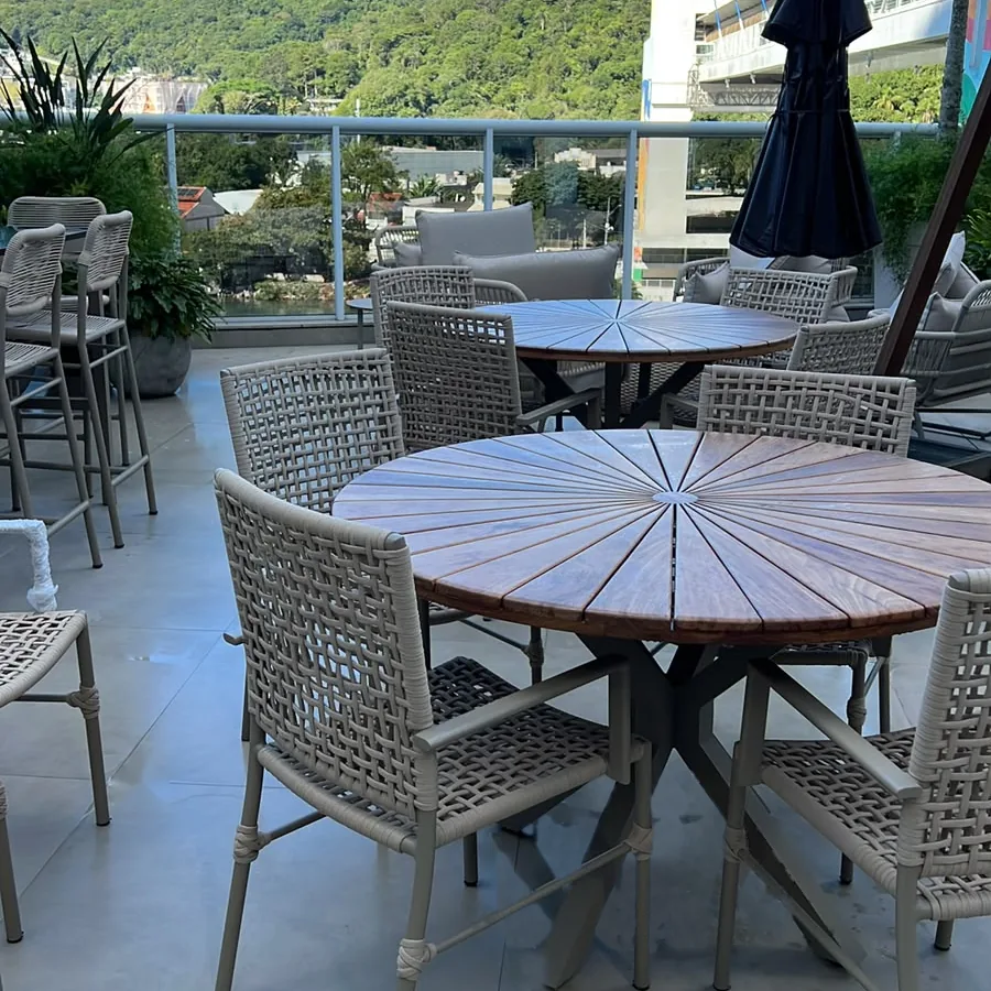 Mesa Kumaru Camboriú · Mesas & Jantar