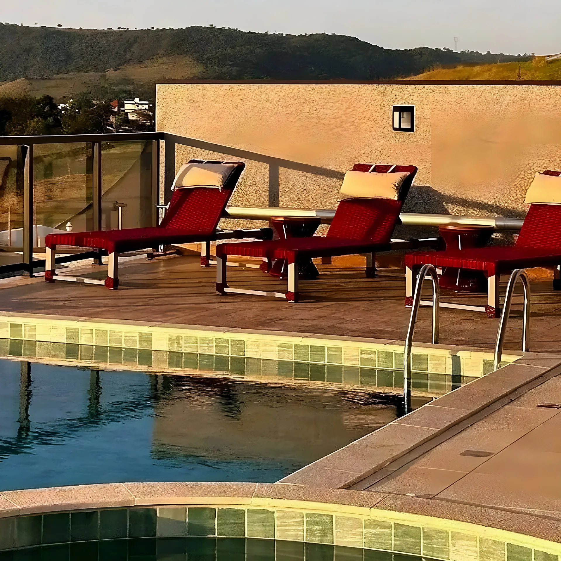 Espreguiçadeiras Tramas Home Garden à beira da piscina no fim de tarde