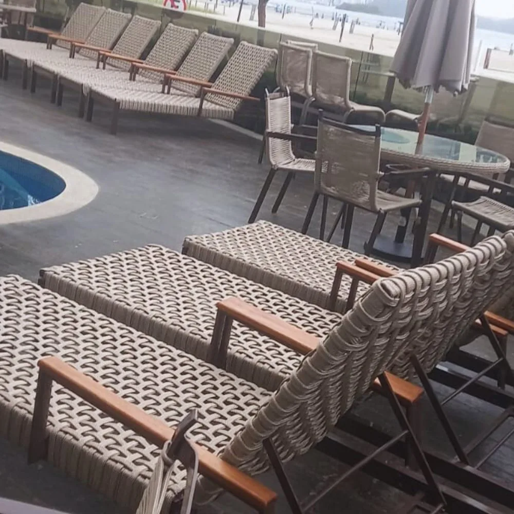 Conjunto de móveis em corda náutica em área de piscina