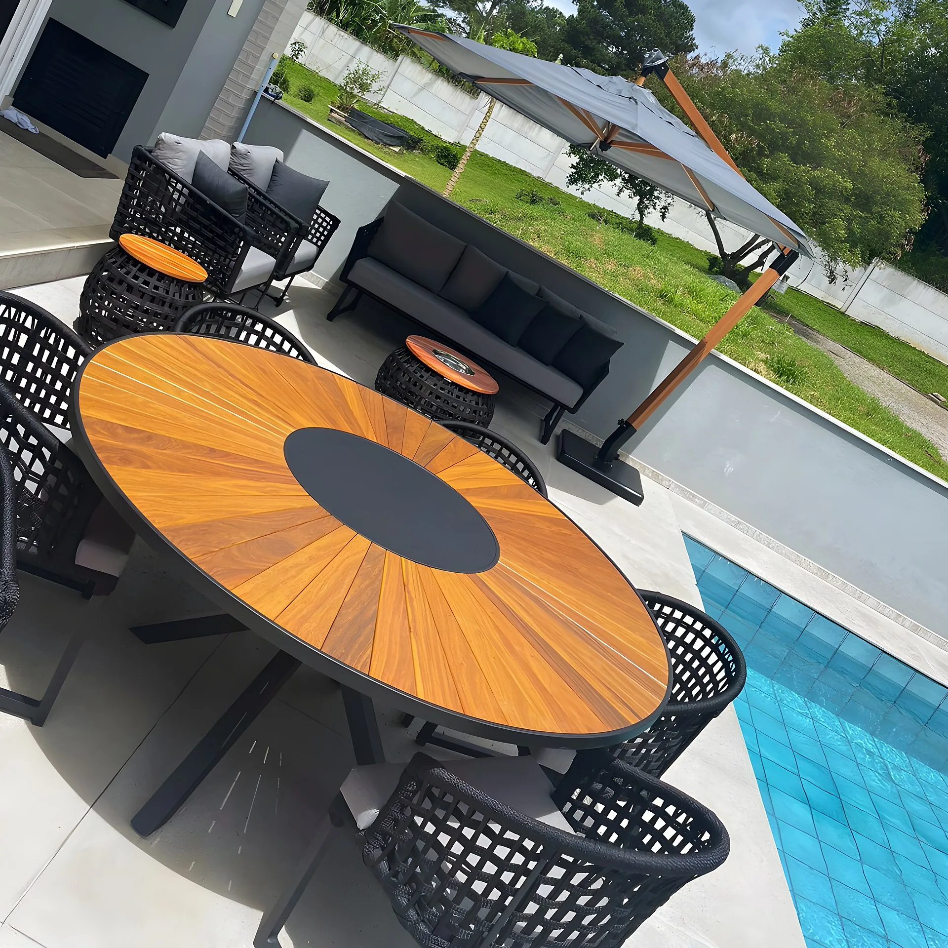Mesa de jantar em corda náutica à beira da piscina
