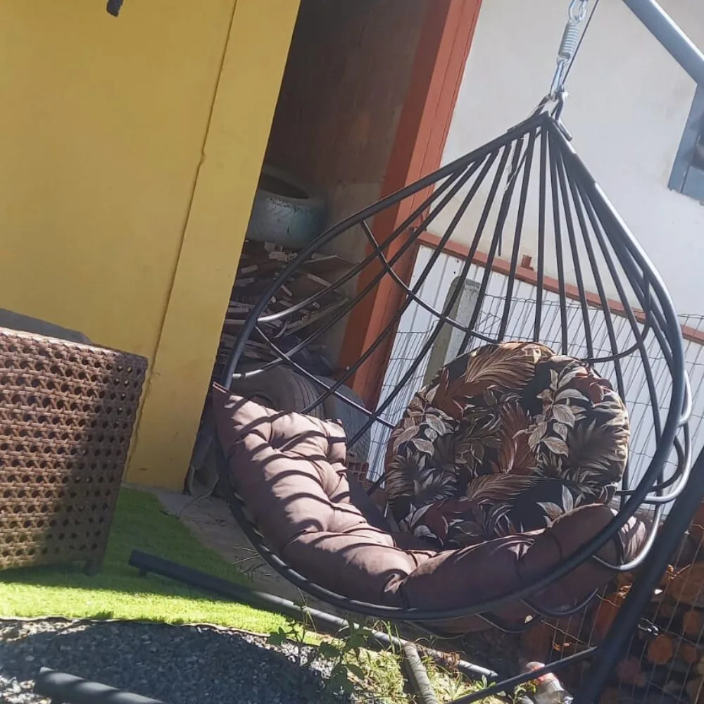 Cadeira-ovo em corda náutica suspensa no jardim