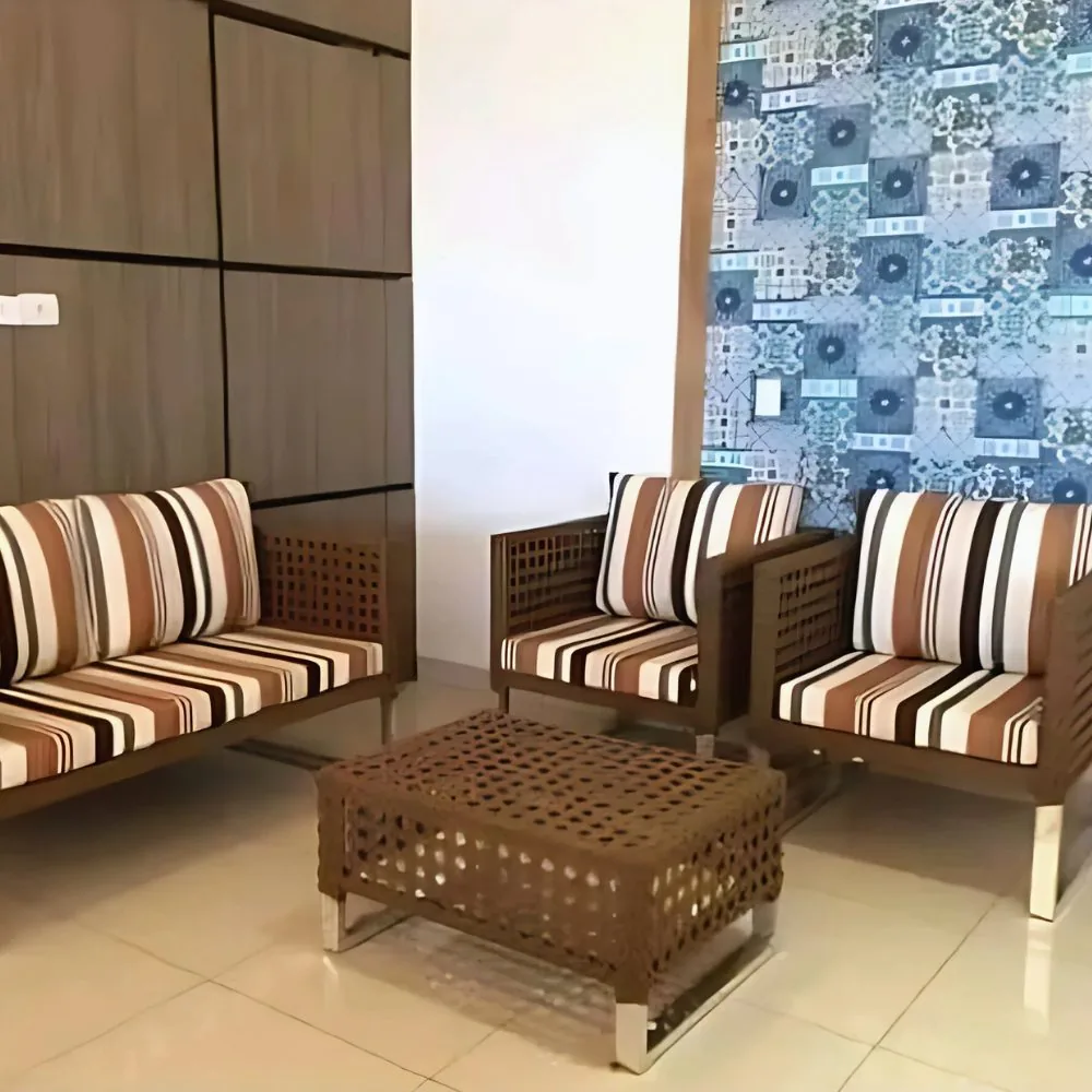 Lounge em corda náutica com sofá e mesas de centro em área externa