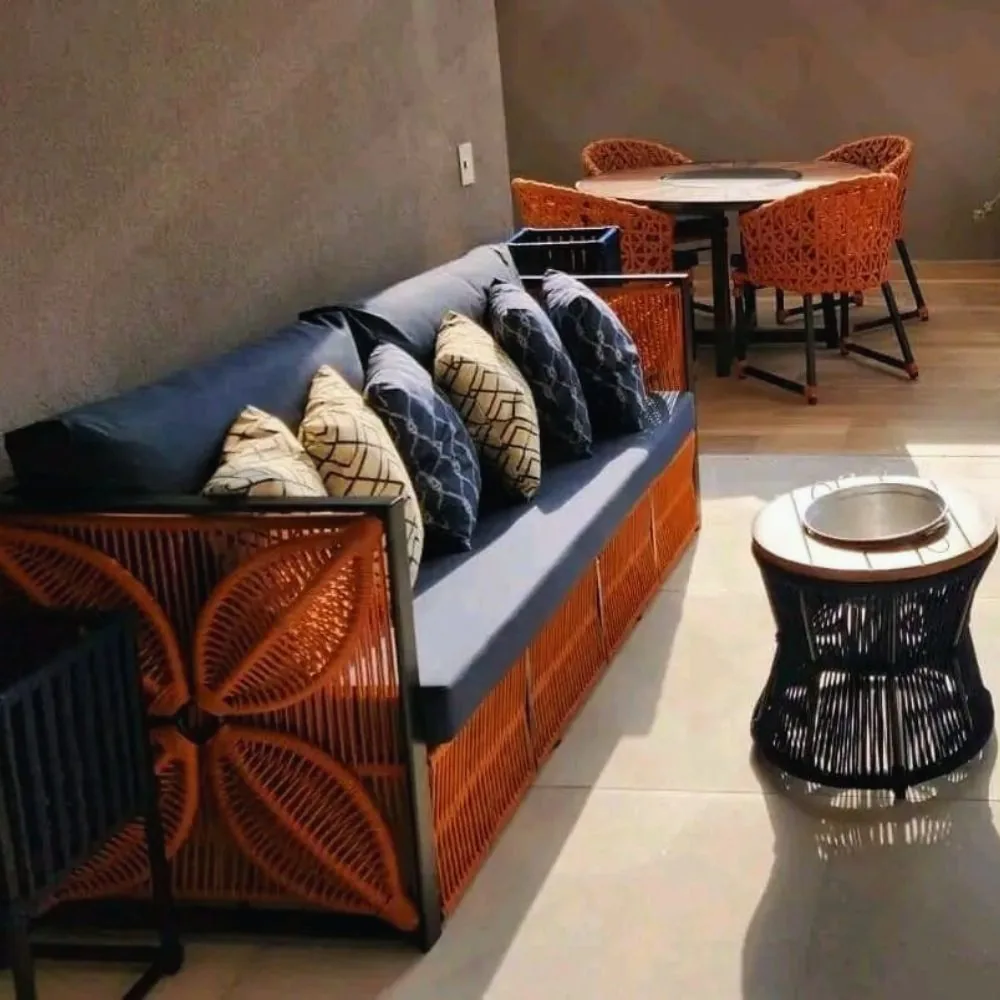 Lounge com sofá e bancada de bar em corda náutica