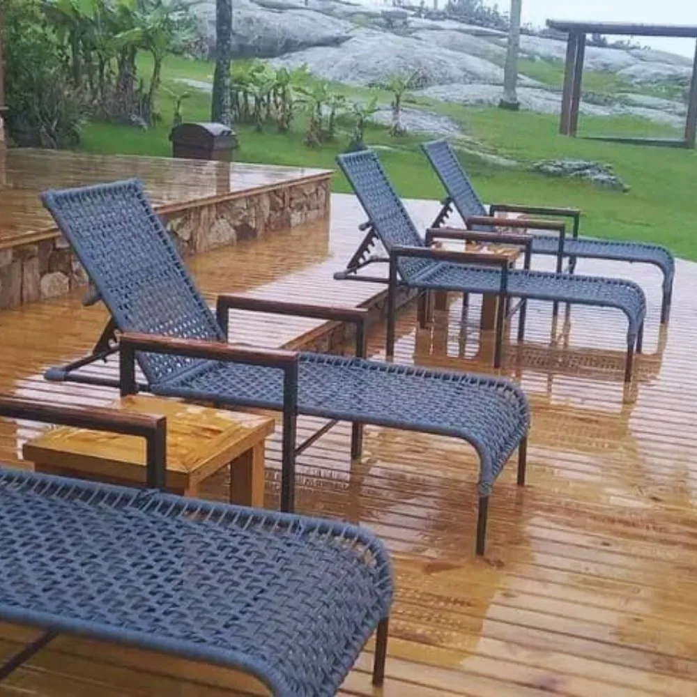 Espreguiçadeiras Tramas Home Garden no deck à beira da piscina