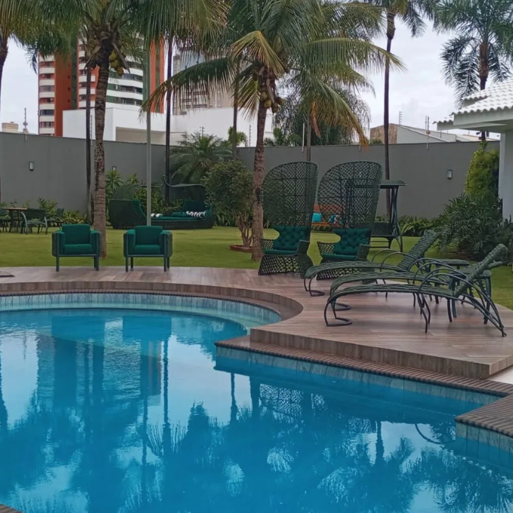 Daybed em corda náutica na borda da piscina