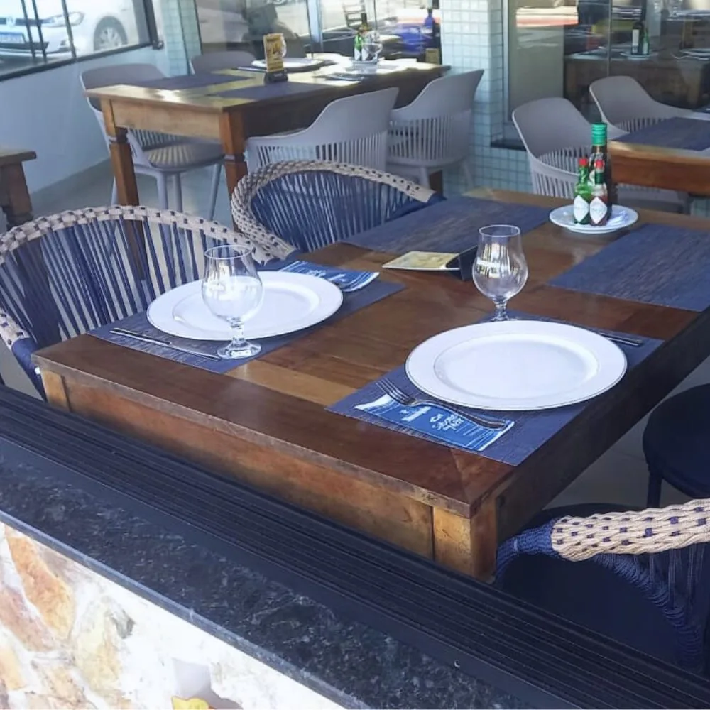 Mesa de jantar em corda náutica posta no deck de madeira