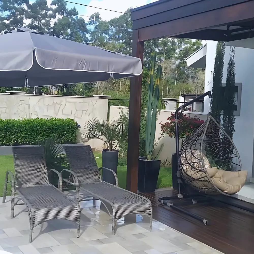 Espreguiçadeiras em corda náutica sob pérgola de madeira