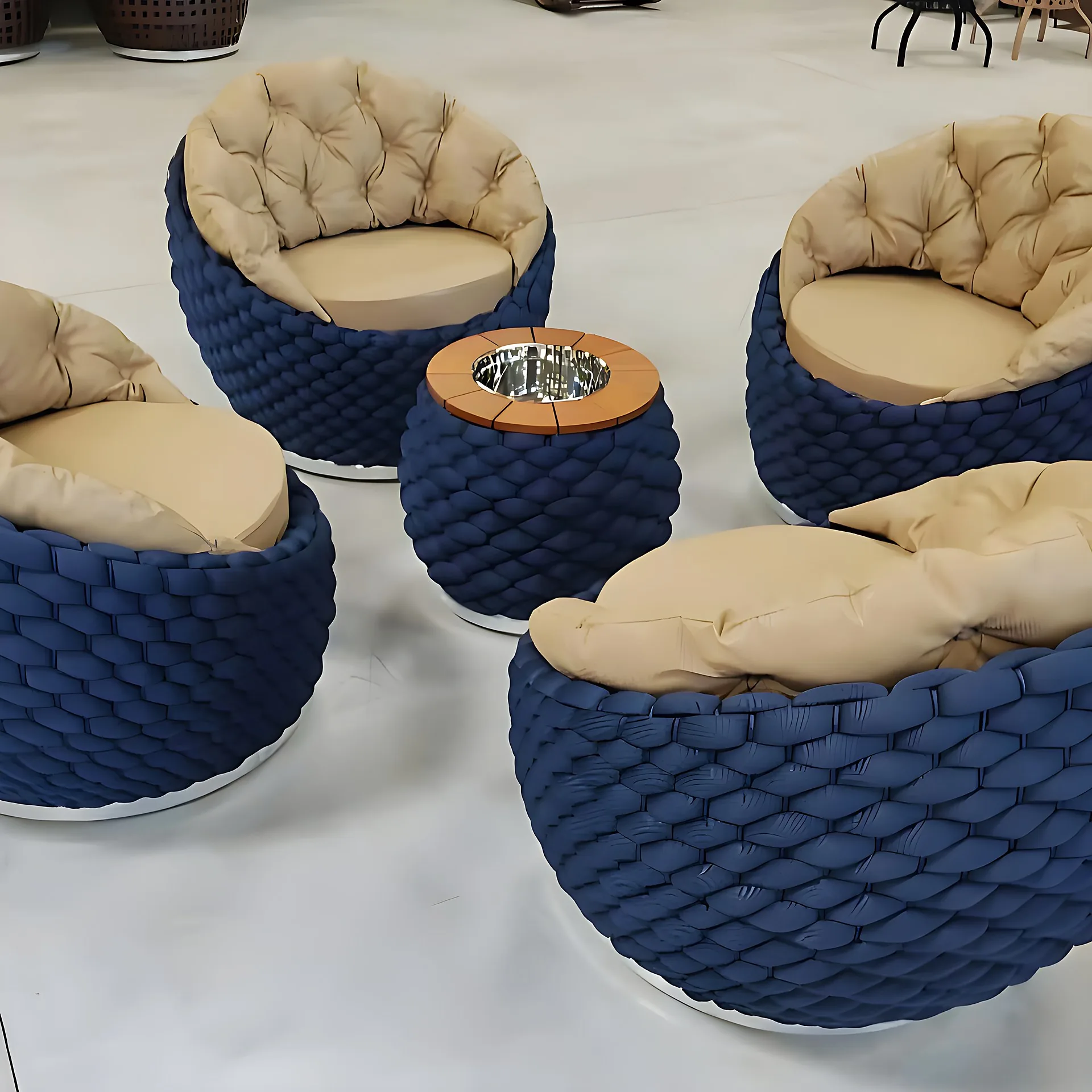 Poltronas orbitais em corda náutica azul-marinho com almofadas caramelo
