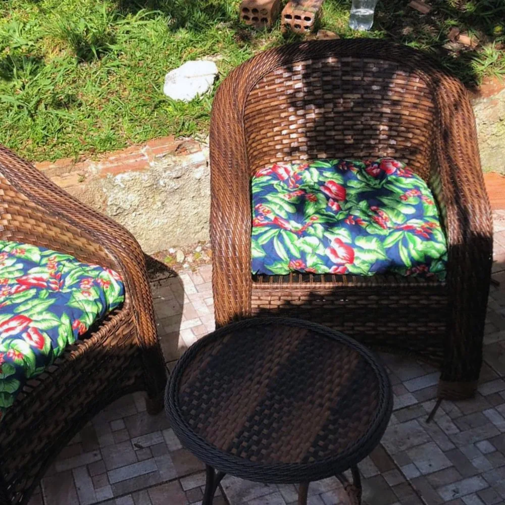 Poltronas em corda náutica com almofadas estampadas no jardim